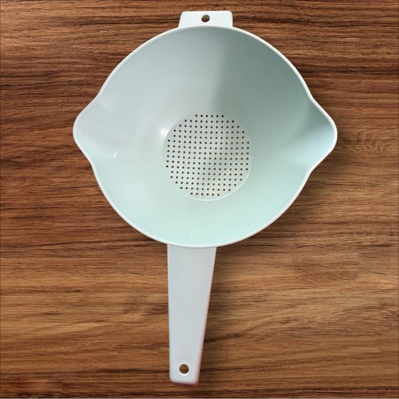 Vintage 1970s Tupperware #1523-6 Large 2 Qt. Mint Green Colander Strainer - Picture 1 of 4